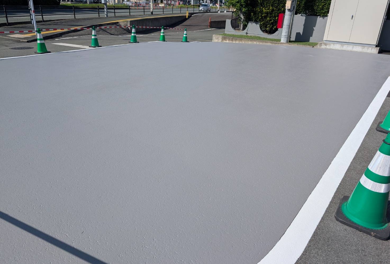 熊本市 自動車販売店 展示スペース 塗装 完了