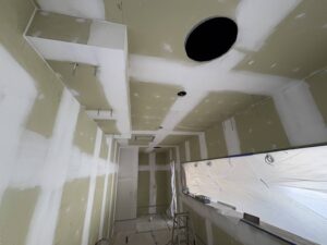 熊本 飲食店 内装塗装 パテ処理で下地を整える様子