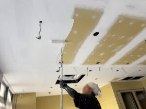 熊本市 店舗内部塗装 下塗り工程の様子