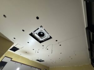 熊本市 店舗塗装 完成後の明るく清潔な内装空間